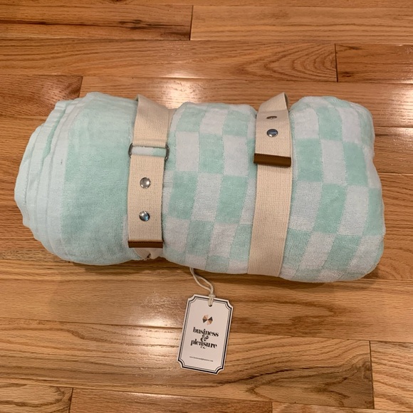Business & Pleasure Co Luxury Holiday Beach Blanket Checkered Mint Green 68"x68" - Picture 2 of 9